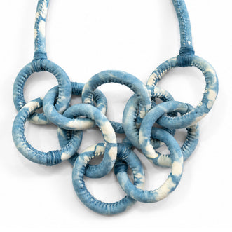 Collar de Aros - Algodón teñido con añil - Joyería escultórica