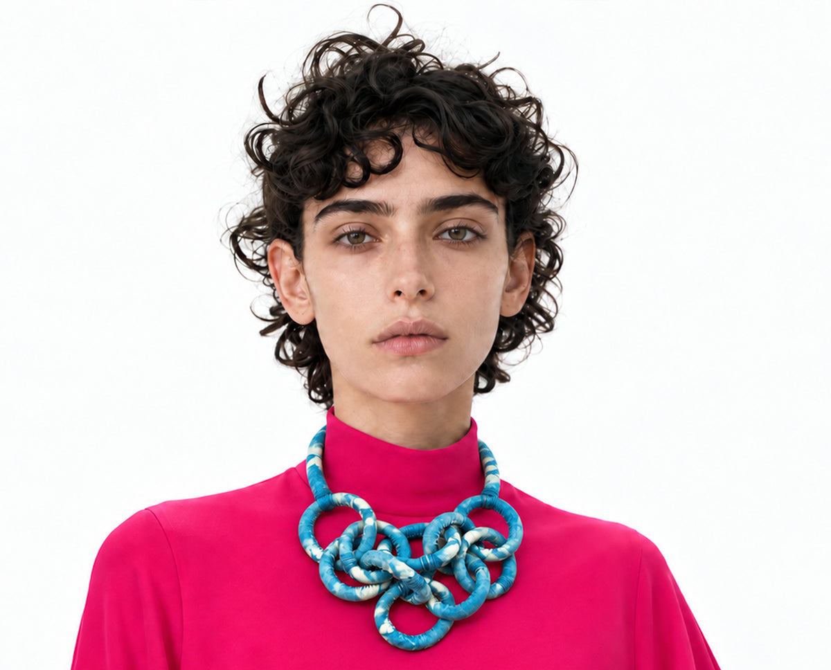 Collar de Aros - Algodón teñido con añil - Joyería escultórica