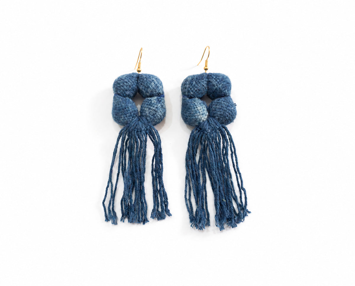 Aretes bolas con flecos. Algodón teñido naturalmente. Algodón teñido con añil