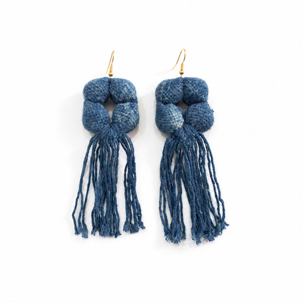 Aretes bolas con flecos. Algodón teñido naturalmente. Algodón teñido con añil