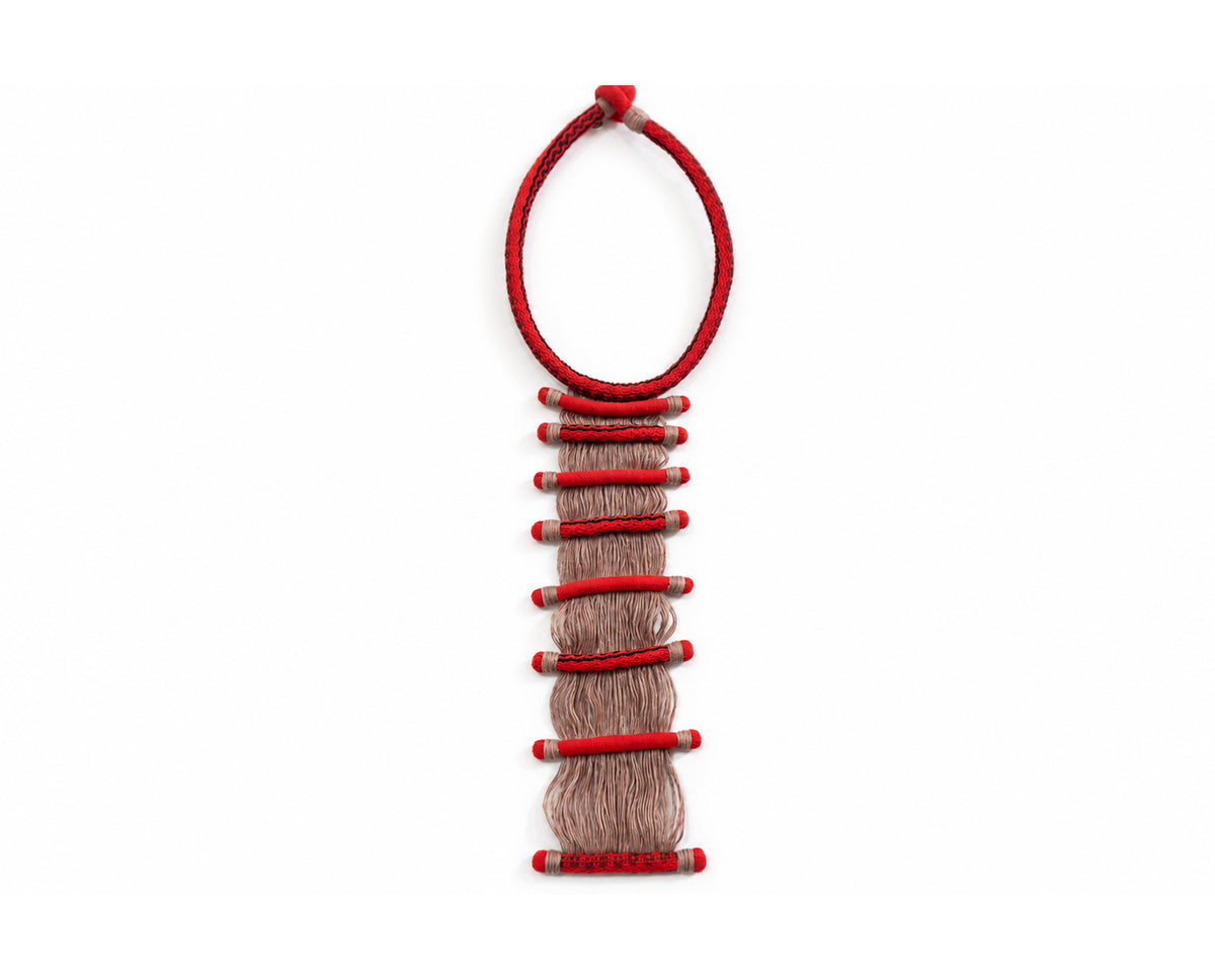 Collar En lo que te has convertido. Tela roja mitla, hilos teñidos naturalmente.