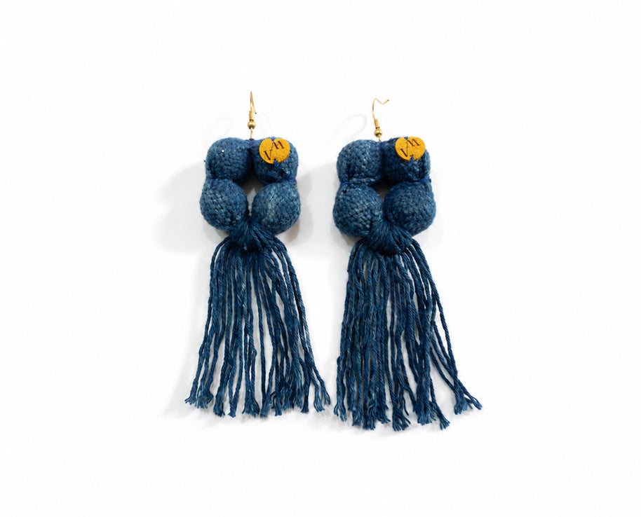 Aretes bolas con flecos. Algodón teñido naturalmente. Algodón teñido con añil