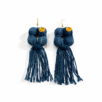 Aretes bolas con flecos. Algodón teñido naturalmente. Algodón teñido con añil