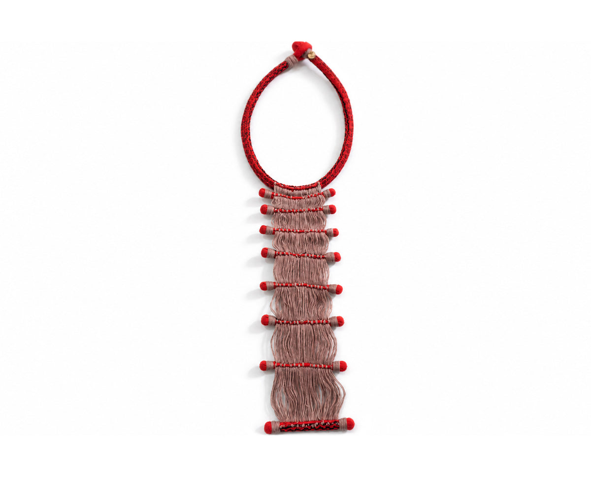Collar En lo que te has convertido. Tela roja mitla, hilos teñidos naturalmente.