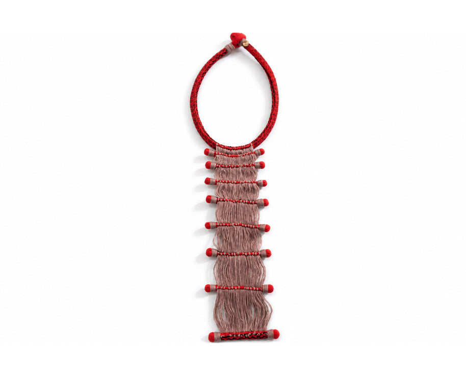 Collar En lo que te has convertido. Tela roja mitla, hilos teñidos naturalmente.