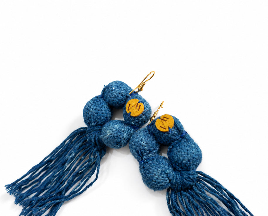 Aretes bolas con flecos. Algodón teñido naturalmente. Algodón teñido con añil