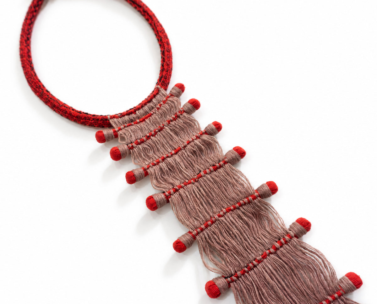 Collar En lo que te has convertido. Tela roja mitla, hilos teñidos naturalmente.