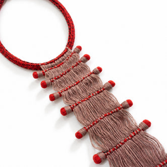 Collar En lo que te has convertido. Tela roja mitla, hilos teñidos naturalmente.