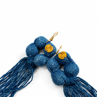 Aretes bolas con flecos. Algodón teñido naturalmente. Algodón teñido con añil