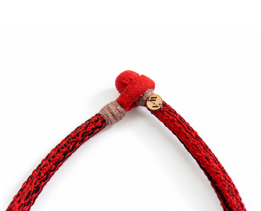 Collar En lo que te has convertido. Tela roja mitla, hilos teñidos naturalmente.