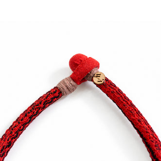 Collar En lo que te has convertido. Tela roja mitla, hilos teñidos naturalmente.
