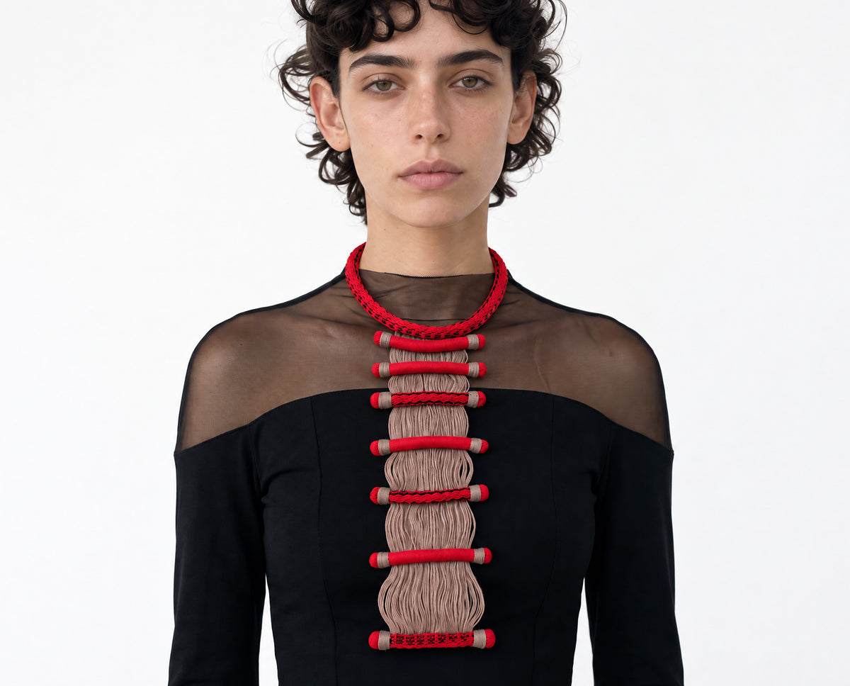 Collar En lo que te has convertido. Tela roja mitla, hilos teñidos naturalmente.