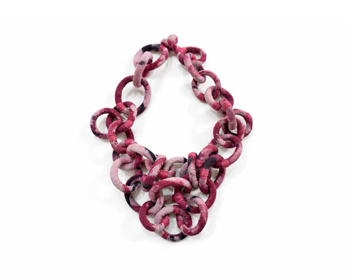 Collar ¿Por qué soñamos?. Aros de tejido teñido con cochinilla. Collar statement
