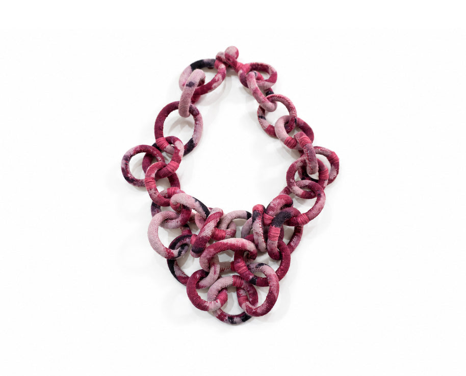 Collar ¿Por qué soñamos?. Aros de tejido teñido con cochinilla. Collar statement