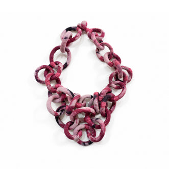Collar ¿Por qué soñamos?. Aros de tejido teñido con cochinilla. Collar statement