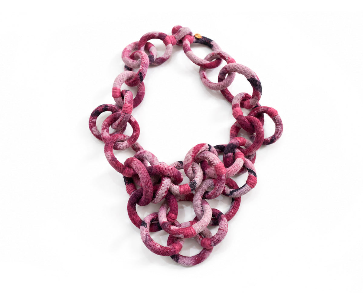 Collar ¿Por qué soñamos?. Aros de tejido teñido con cochinilla. Collar statement