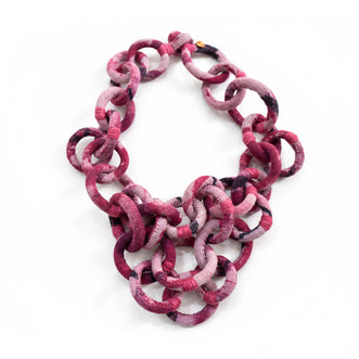 Collar ¿Por qué soñamos?. Aros de tejido teñido con cochinilla. Collar statement
