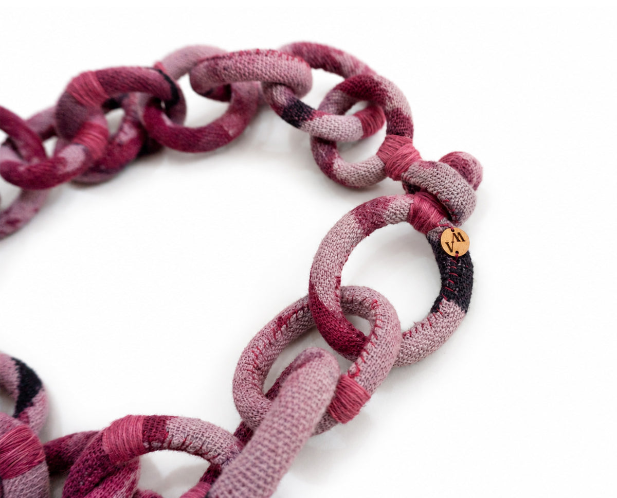 Collar ¿Por qué soñamos?. Aros de tejido teñido con cochinilla. Collar statement