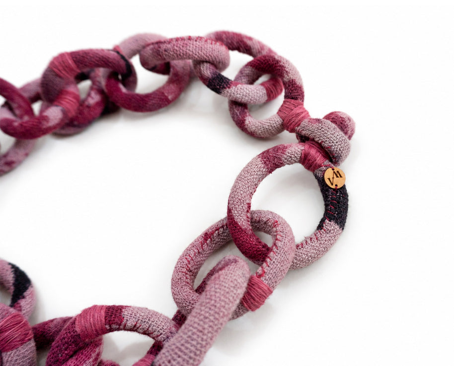 Collar ¿Por qué soñamos?. Aros de tejido teñido con cochinilla. Collar statement