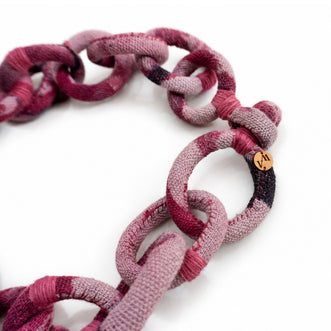 Collar ¿Por qué soñamos?. Aros de tejido teñido con cochinilla. Collar statement