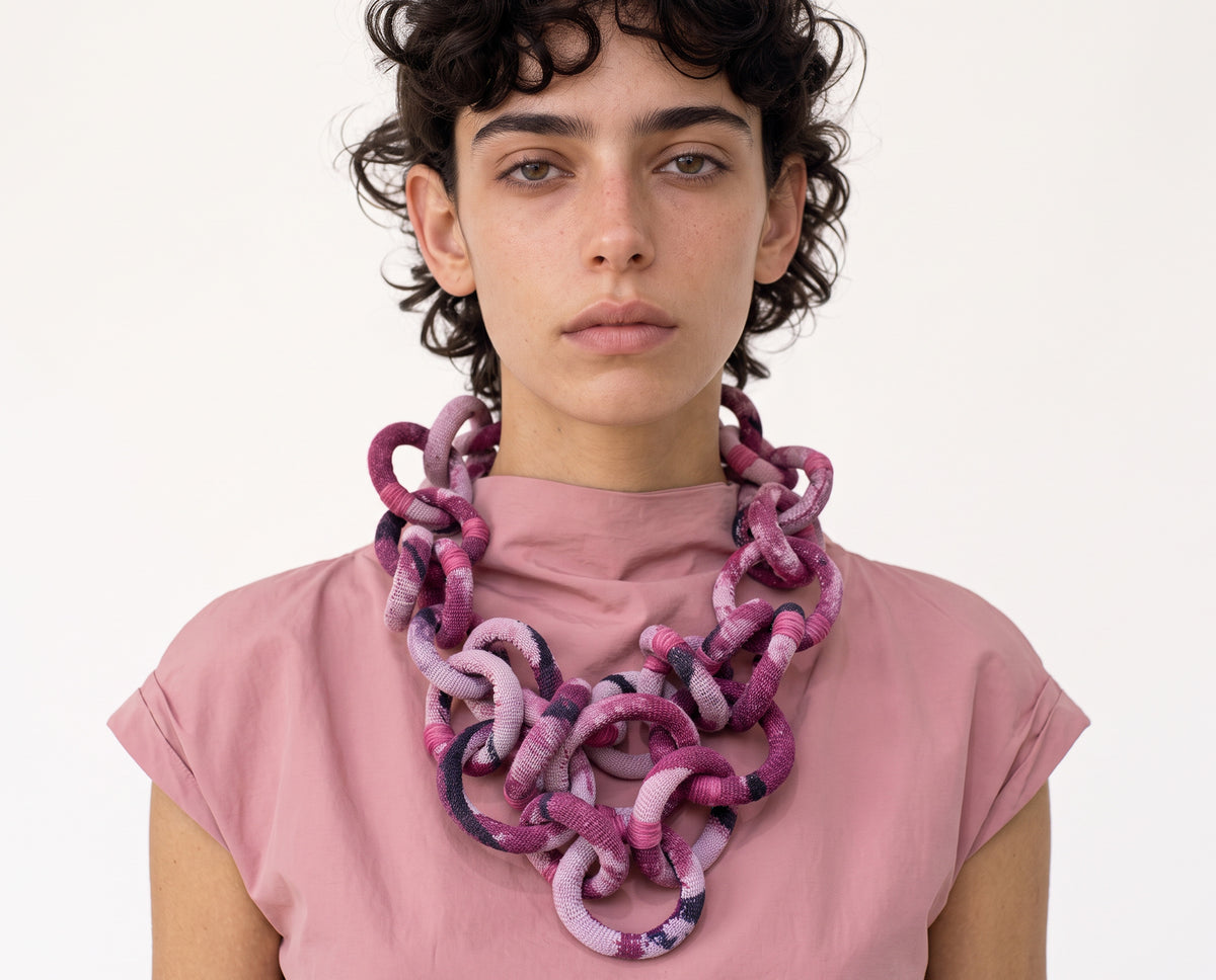 Collar ¿Por qué soñamos?. Aros de tejido teñido con cochinilla. Collar statement
