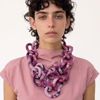 Collar ¿Por qué soñamos?. Aros de tejido teñido con cochinilla. Collar statement