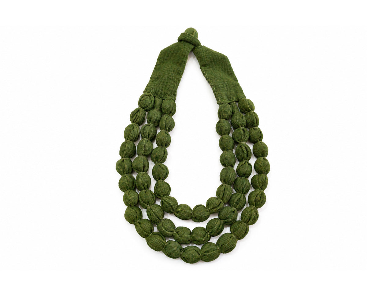 Collar Silvina Triple Verde . Teñido Natural. Collar de bolas.
