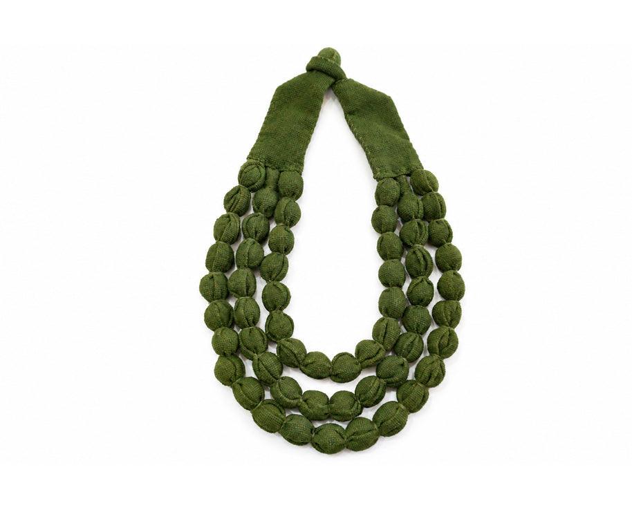 Collar Silvina Triple Verde . Teñido Natural. Collar de bolas.