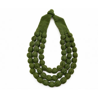 Collar Silvina Triple Verde . Teñido Natural. Collar de bolas.