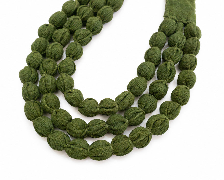 Collar Silvina Triple Verde . Teñido Natural. Collar de bolas.
