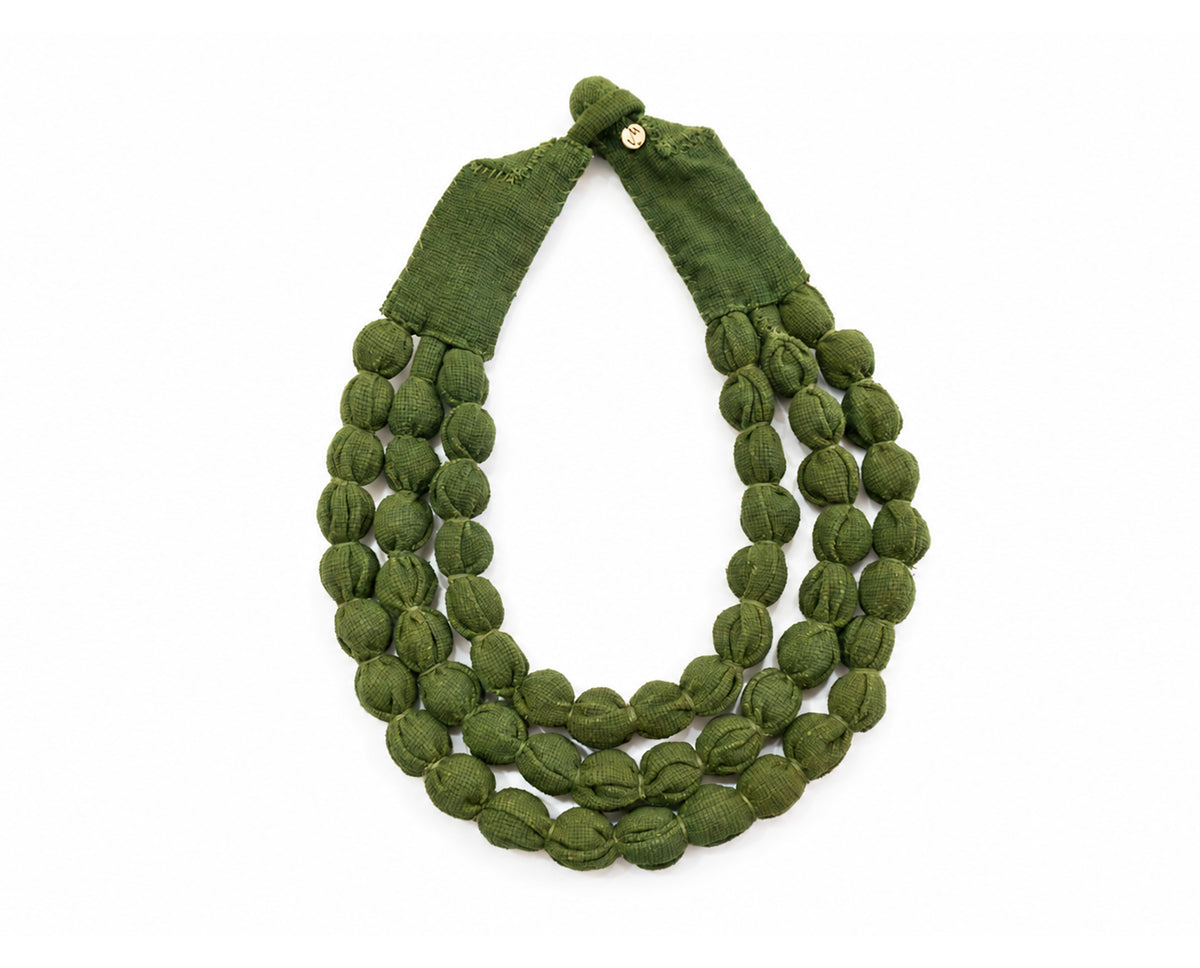 Collar Silvina Triple Verde . Teñido Natural. Collar de bolas.