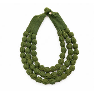 Collar Silvina Triple Verde . Teñido Natural. Collar de bolas.