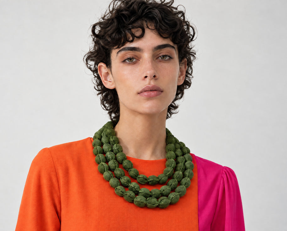 Collar Silvina Triple Verde . Teñido Natural. Collar de bolas.