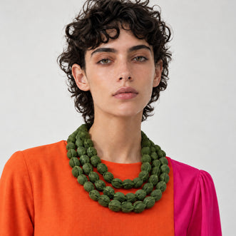 Collar Silvina Triple Verde . Teñido Natural. Collar de bolas.