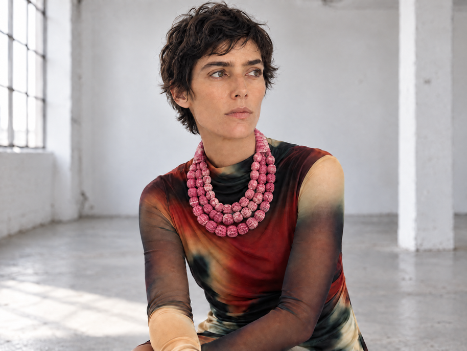 Collar SILVINA triple – Esferas de madera forradas con tejido de telar de pedal teñido con tintes naturales - Cochinilla