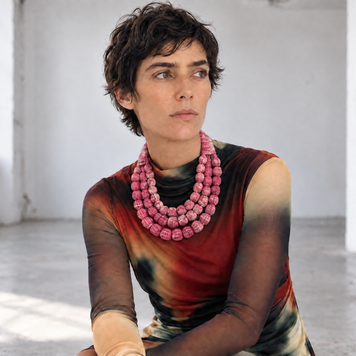 Collar SILVINA triple – Esferas de madera forradas con tejido de telar de pedal teñido con tintes naturales - Cochinilla