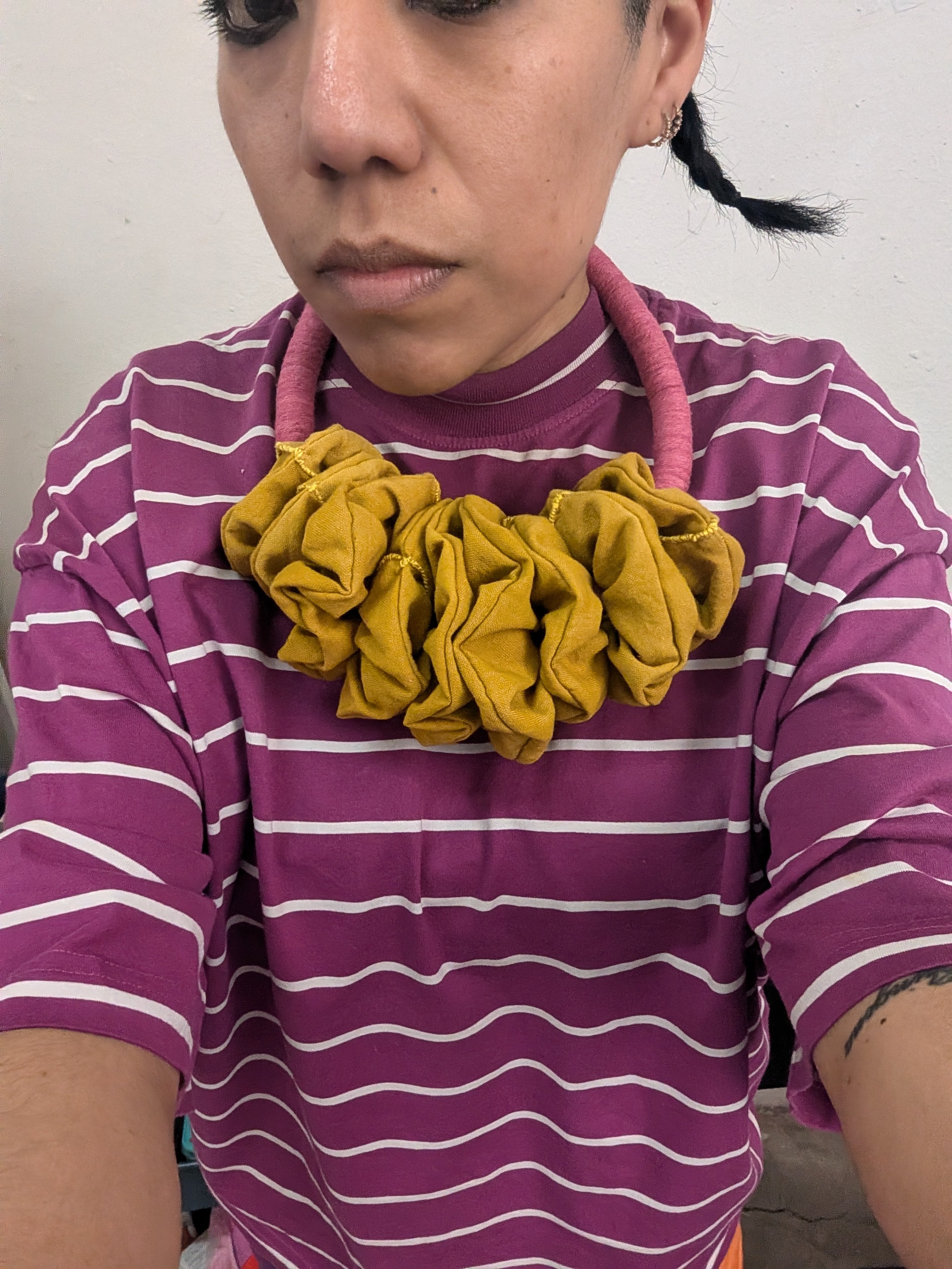 Collar Me Siento Soft, Tela Roja Mitla, Cuello Beige
