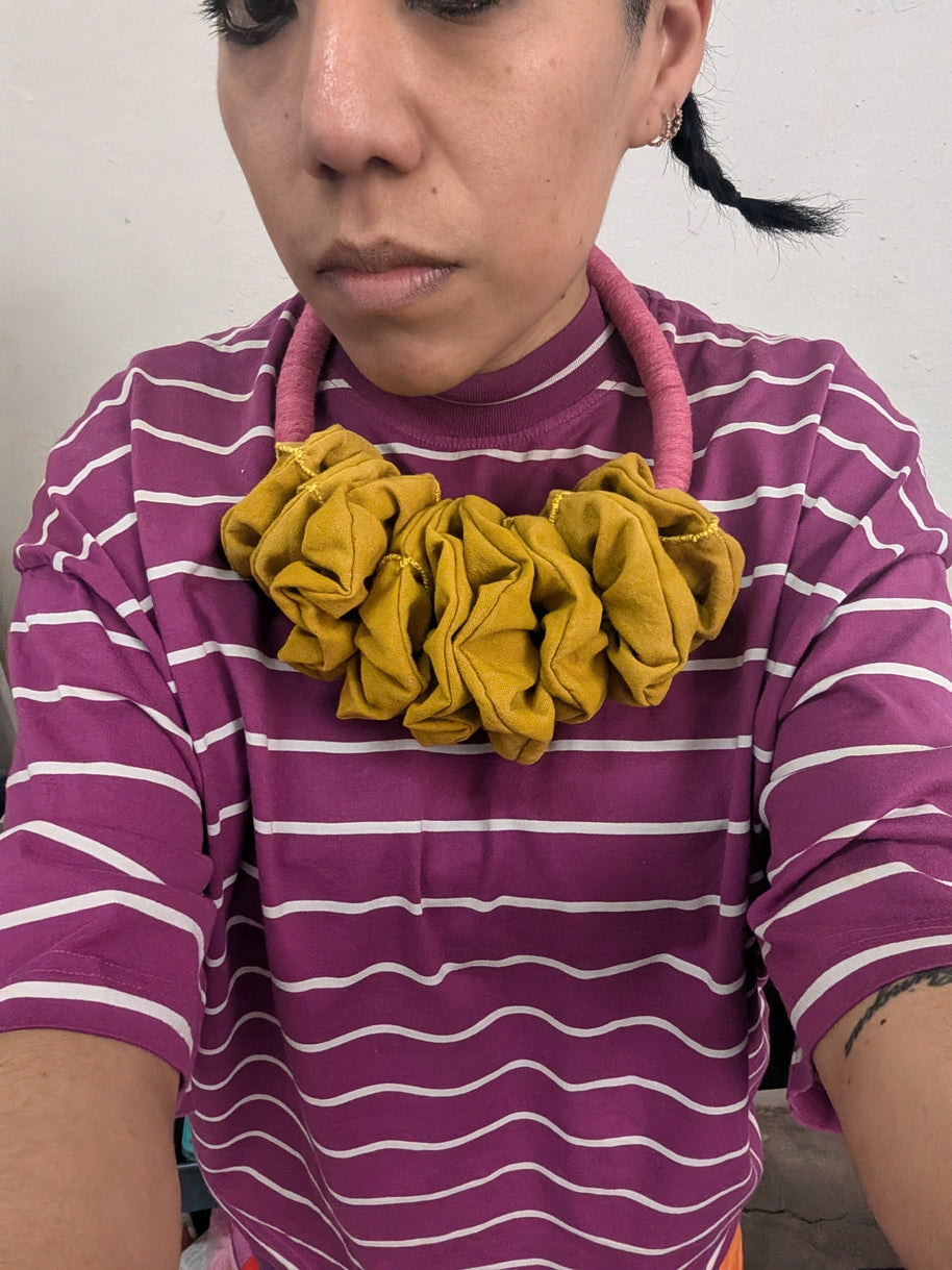 Collar Me Siento Soft, Tela Roja Mitla, Cuello Beige