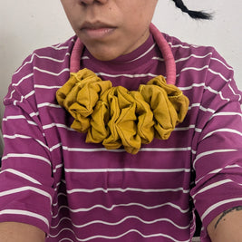 Collar Me Siento Soft, Tela Roja Mitla, Cuello Beige